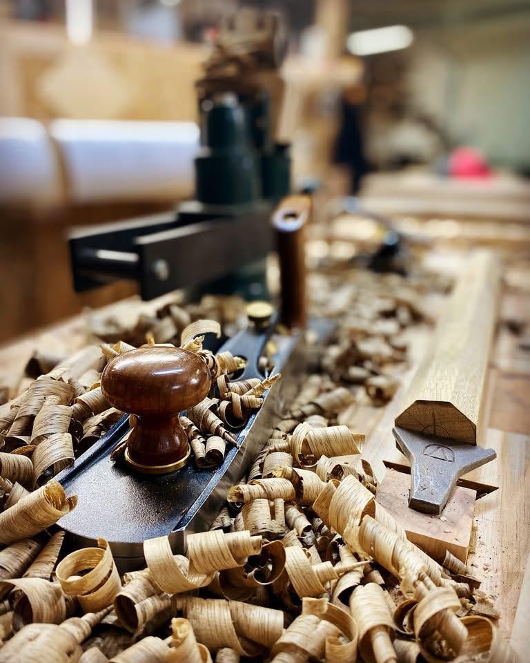 Rabot à main et copeaux de bois sur l'établi, Les Ateliers 139